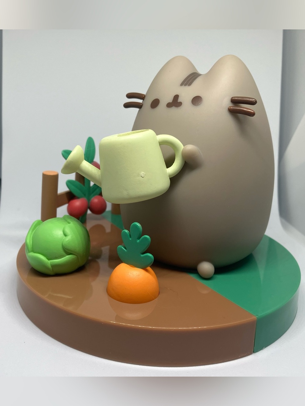 Pusheen the cat gardening vinyl figure